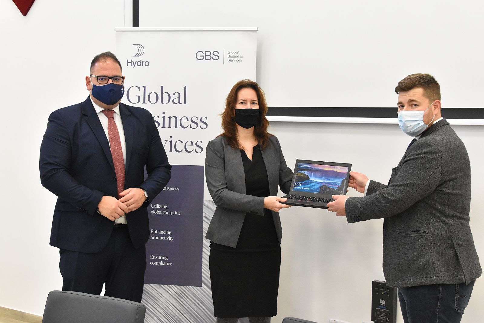 Laptopokat adományozott rászoruló családoknak a Hydro Székesfehérváron